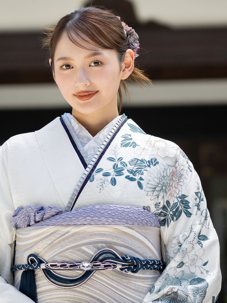 白地に淡い紫や水色、黄色の花々が繊細に咲く振袖。