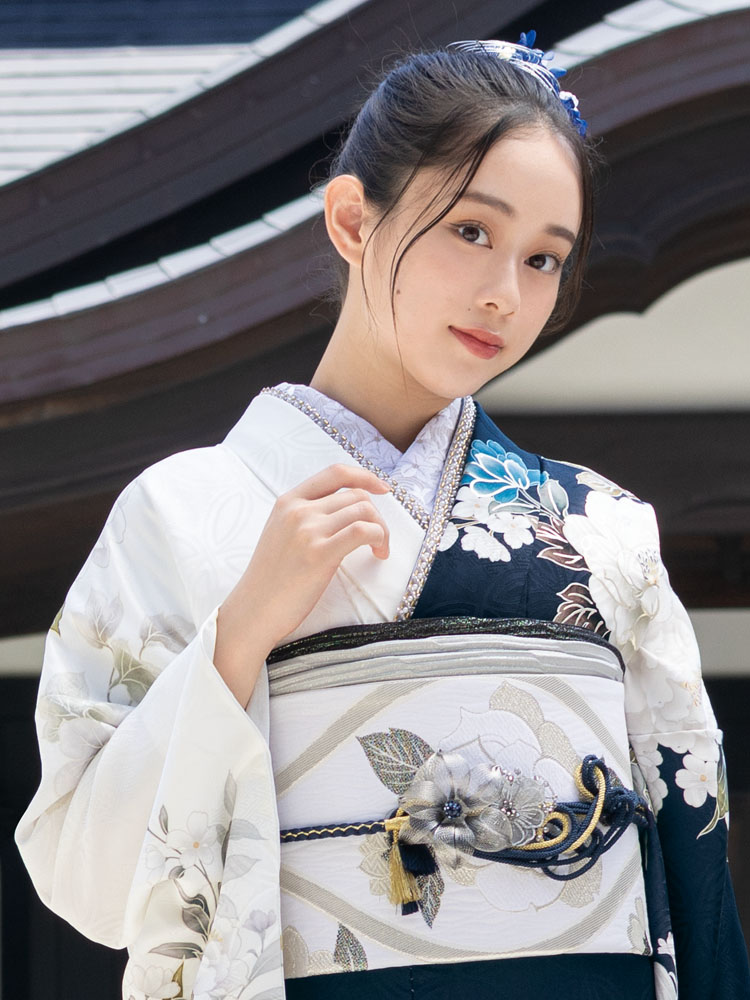 深紺と白のコントラストに、白や青の花々が気品高く咲く振袖。