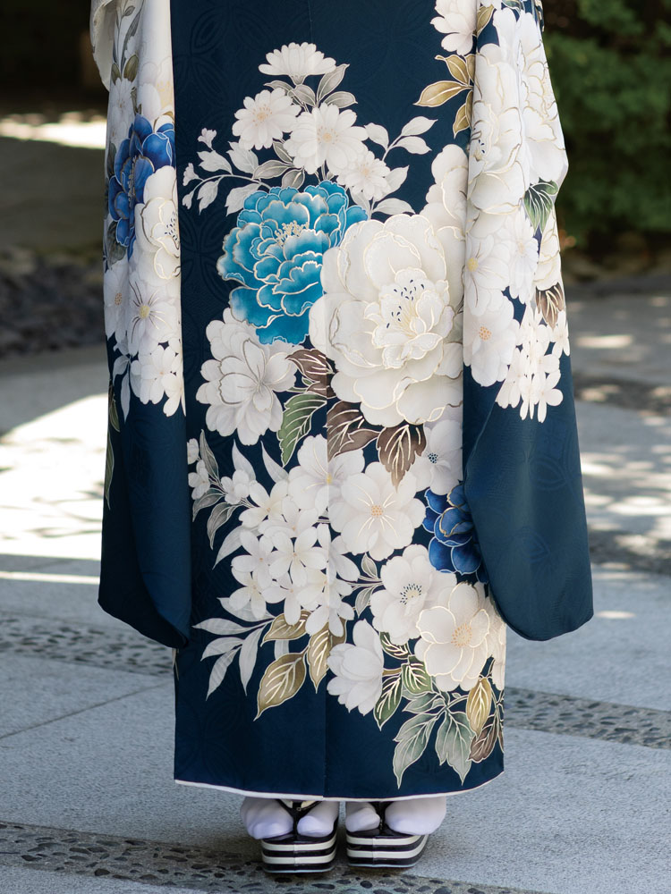 深紺と白のコントラストに、白や青の花々が気品高く咲く振袖。