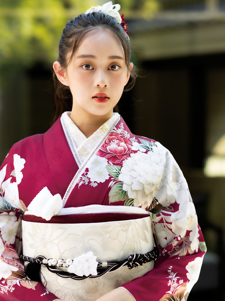 深みのある赤紫地に白と紅の大輪の牡丹が咲き誇る振袖。