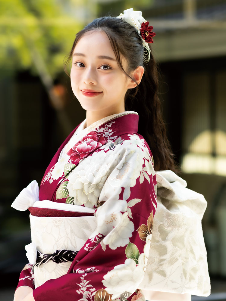 深みのある赤紫地に白と紅の大輪の牡丹が咲き誇る振袖。