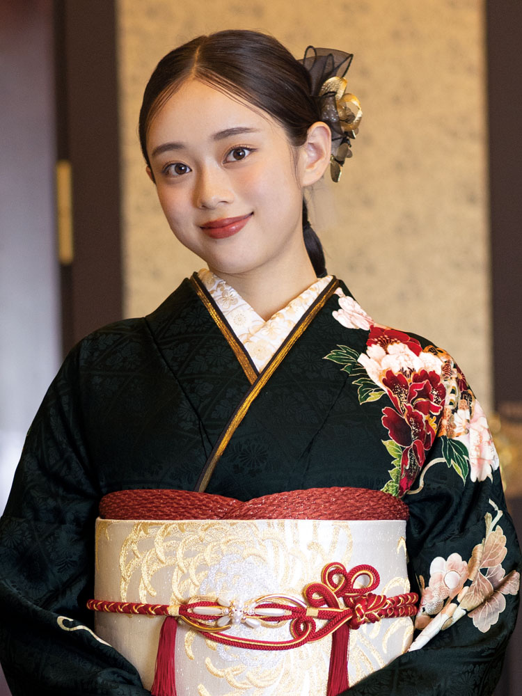 深みのある黒地に白や赤の花々が豪華に咲き誇る振袖。