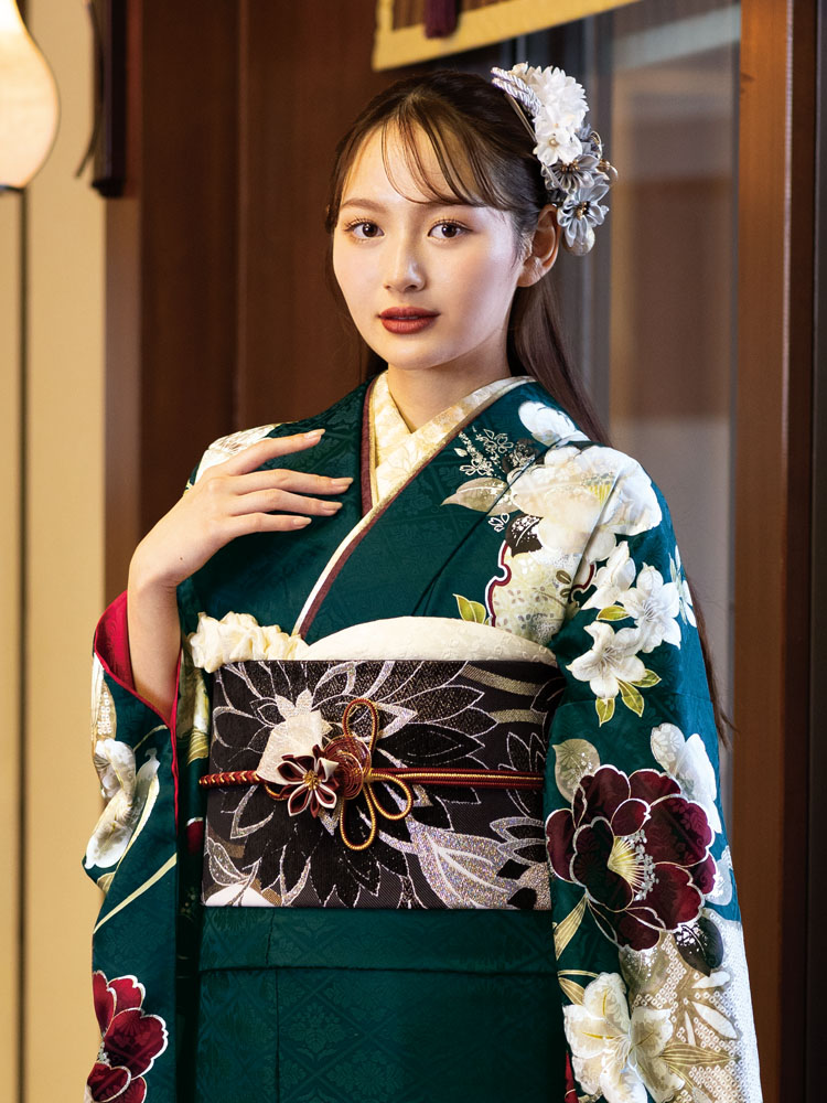 深緑の地に白や紅の花々が豪華に咲き誇る振袖。