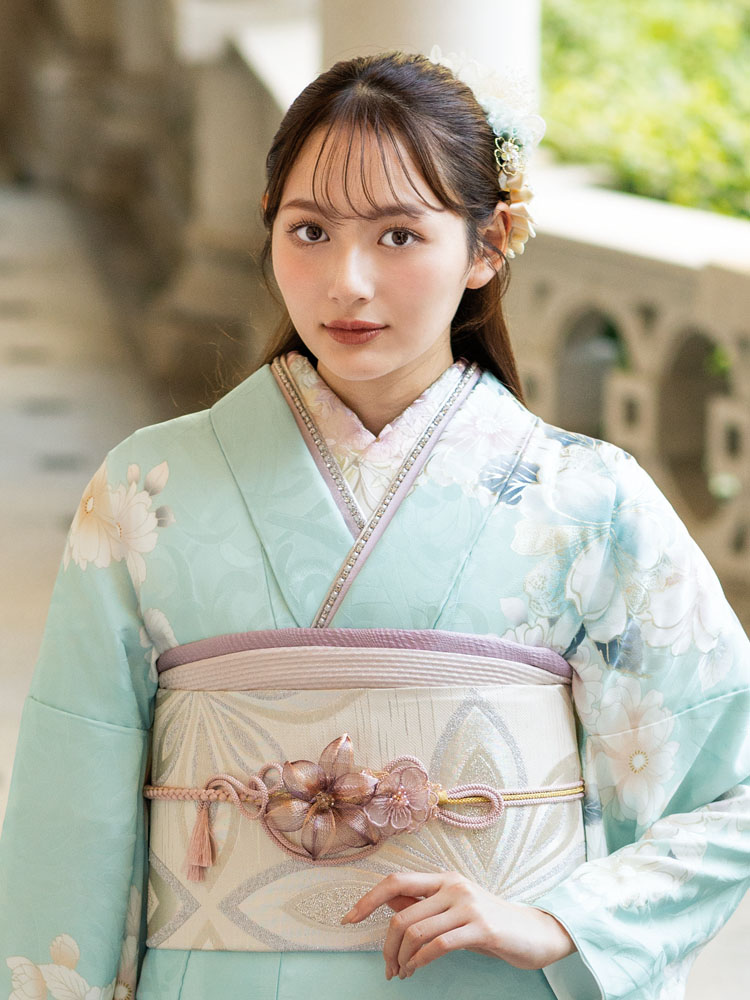 淡い水色にやわらかな花々が咲き誇る振袖。