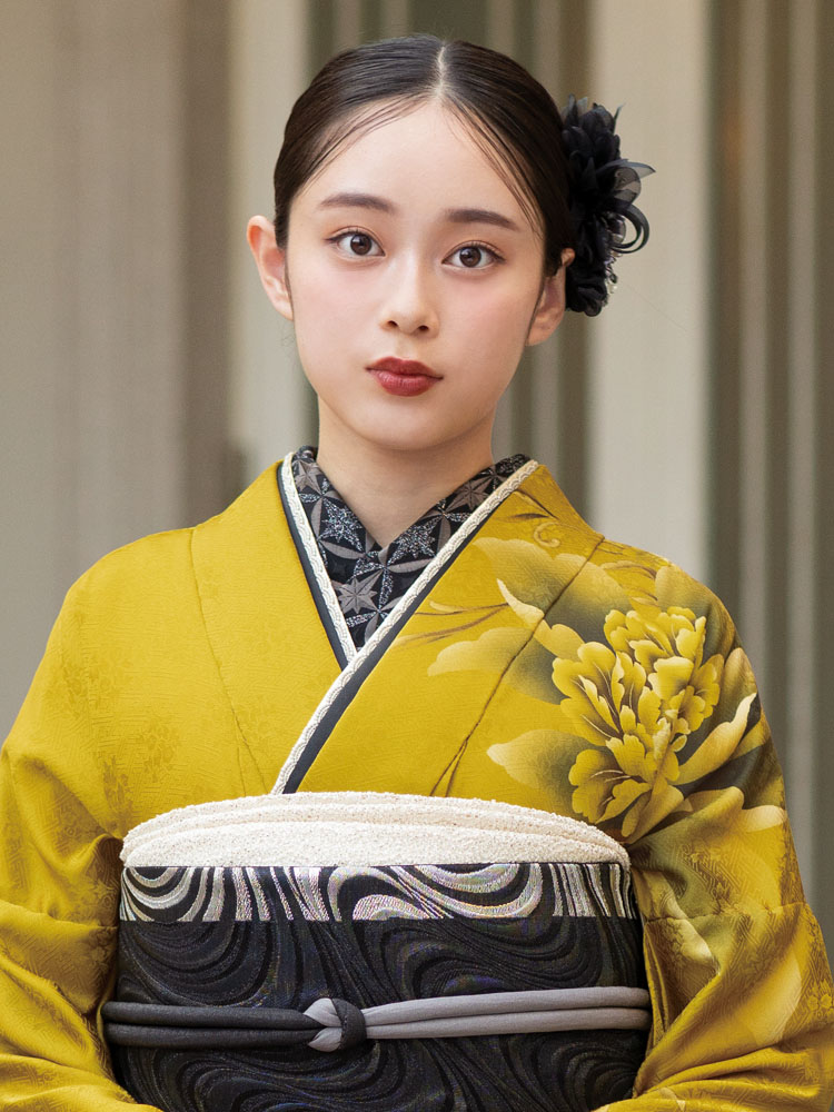 山吹色から深紫へと移ろう地色に、大輪の菊が力強く咲き誇る振袖。
