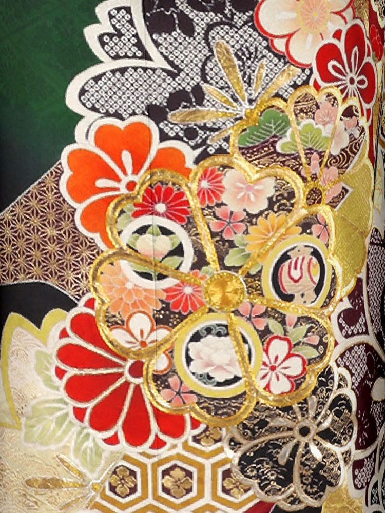 深緑の地に四季の花と吉祥文が重なり咲く格調高い振袖。