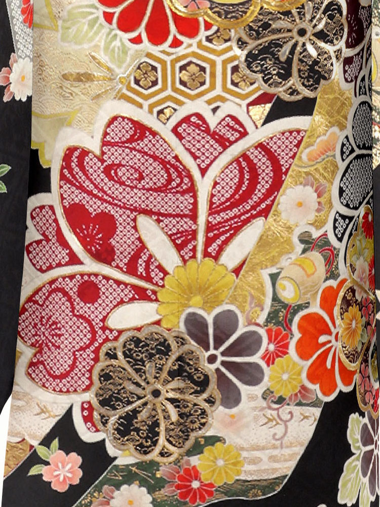 深緑の地に四季の花と吉祥文が重なり咲く格調高い振袖。