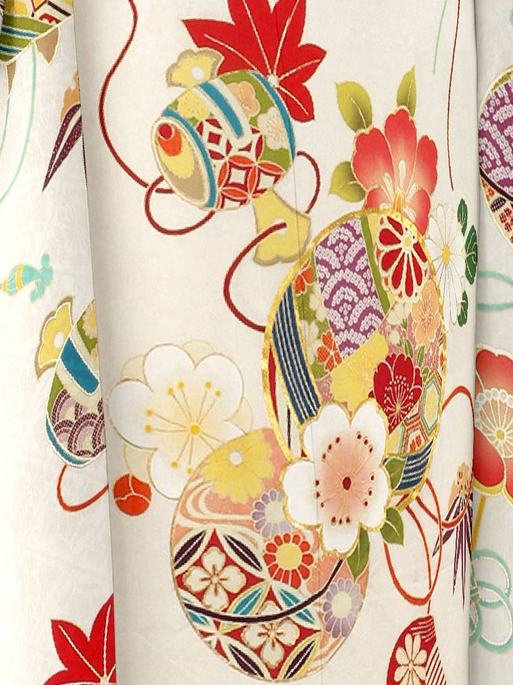 白地に手毬と四季の花々が色鮮やかに舞う可憐な振袖。