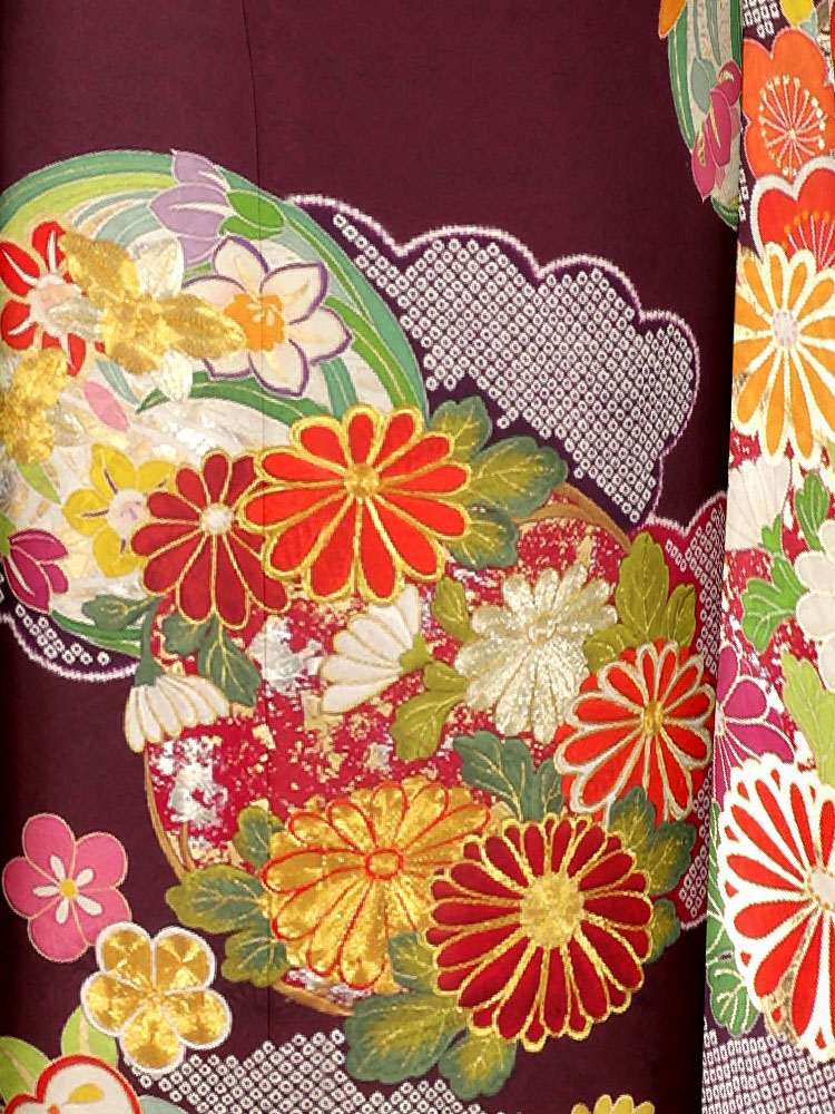深いワイン色に四季の花が咲きこぼれる華やかな振袖。