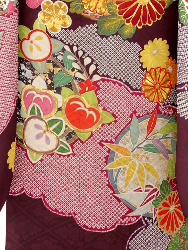 深いワイン色に四季の花が咲きこぼれる華やかな振袖。