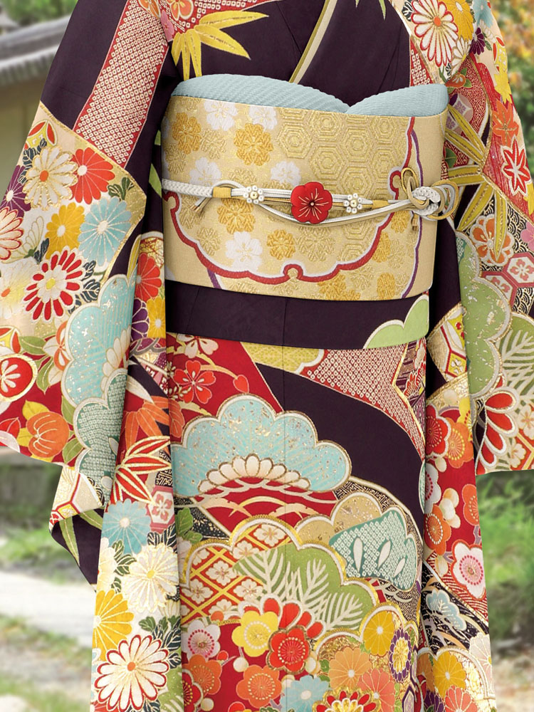 濃紫の地に四季の花や扇、雲取りが重なり咲く雅な振袖。
