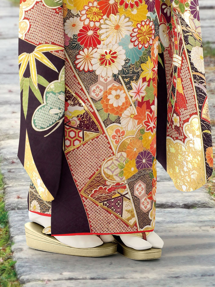 濃紫の地に四季の花や扇、雲取りが重なり咲く雅な振袖。