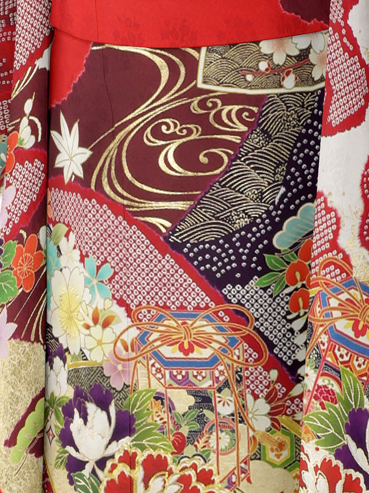 鮮やかな紅に白や黒を効かせ、菊や桜、貝桶などの古典文様が華やぐ振袖。